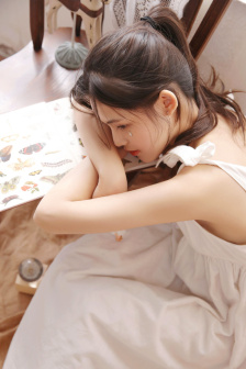 李丽珍不扣纽扣的女孩
