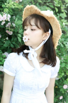 宁荣荣黑色蕾丝抹胸连衣裙